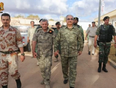 Χαλίφα Χάφταρ: «Δεν βομβαρδίσαμε κανένα κέντρο μεταναστών»